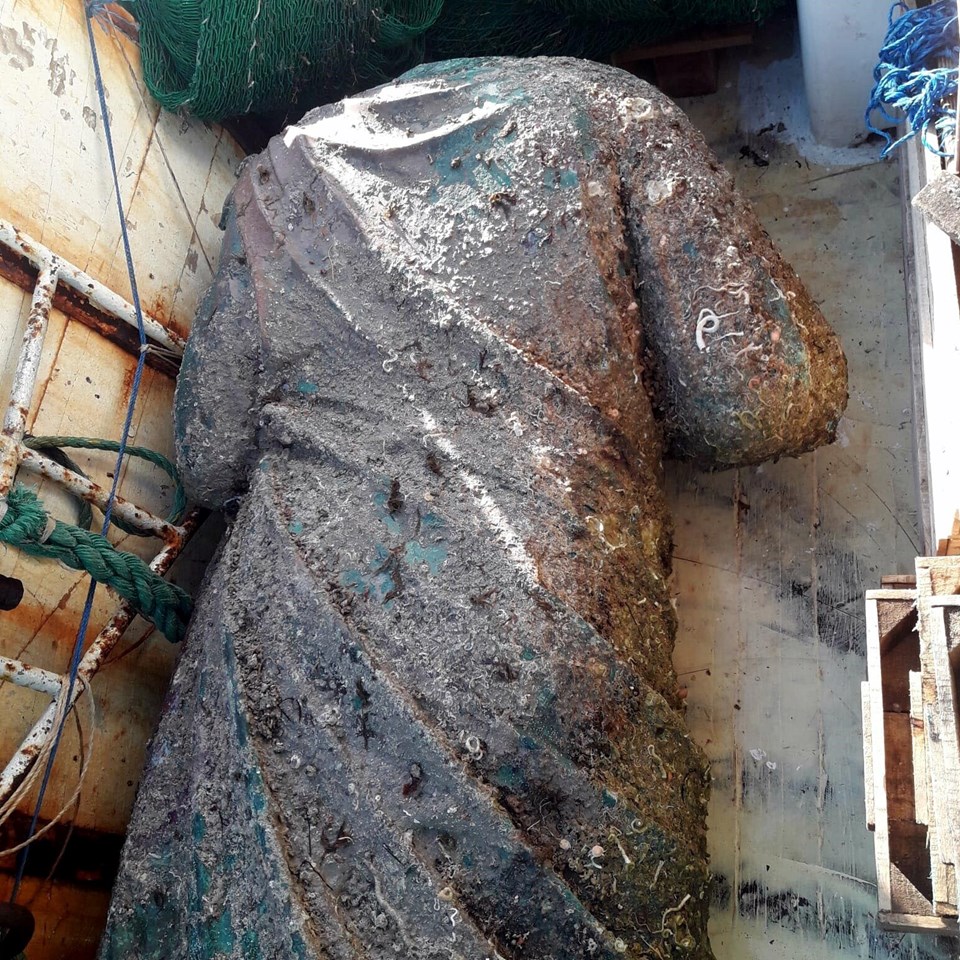 Ağlarına 300 kiloluk bronz kadın heykeli takıldı - 2