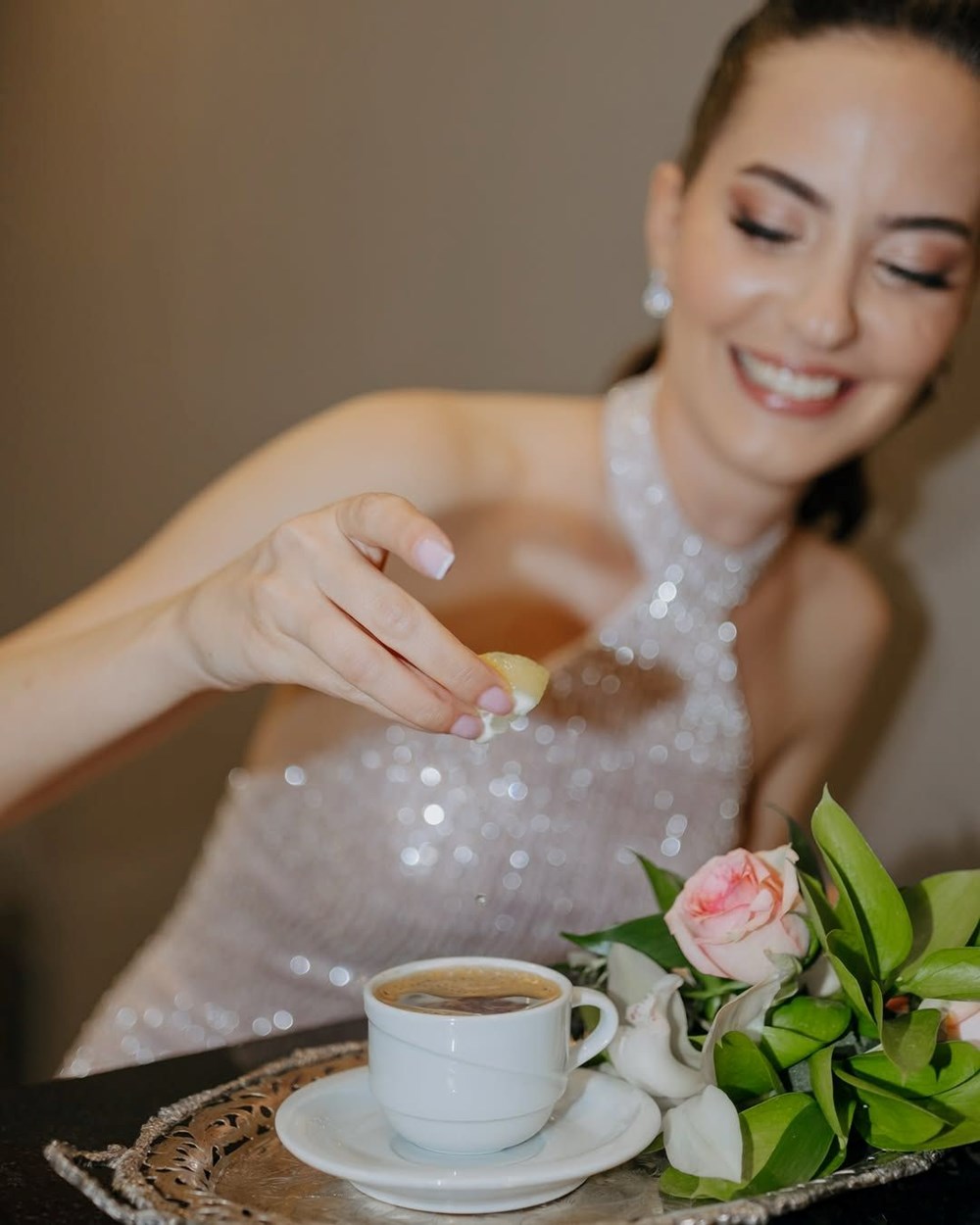 Oyuncu Ezgi Şenler'den nişan pozları: Damat kahvesine limon sıktı 75 ItSx5WRJDUOBf HvJPFVg