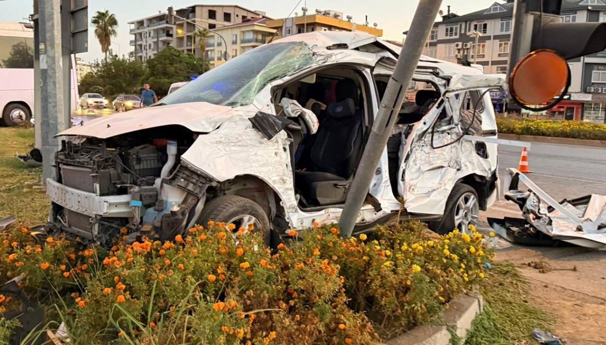 Midibüs ile ticari araç çarpıştı