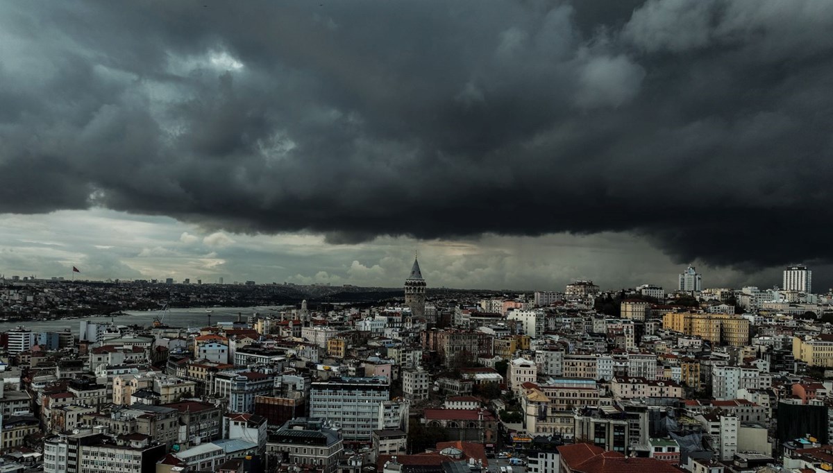 İstanbul’un üzerini yağmur bulutları kapladı İstanbul’un üzerini yağmur bulutları kapladı