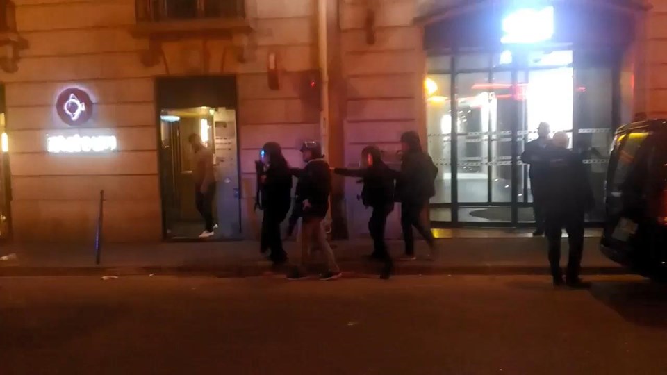 Paris'te silahlı saldırı! - 2