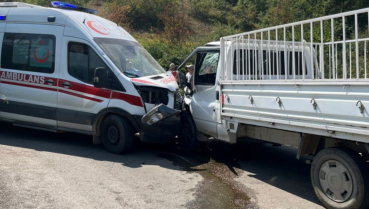 Ambulanslar kamyonetle çarpıştı: 6'sı sağlık personeli, 7 kişi yaralandı Ambulanslar kamyonetle çarpıştı: 6'sı sağlık personeli, 7 kişi yaralandı
