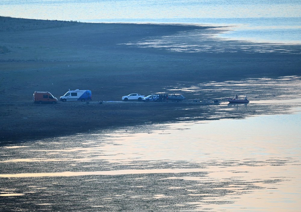 İzmir'de orman yangınına müdahale eden helikopter baraja düştü: 3 can kaybı - 3