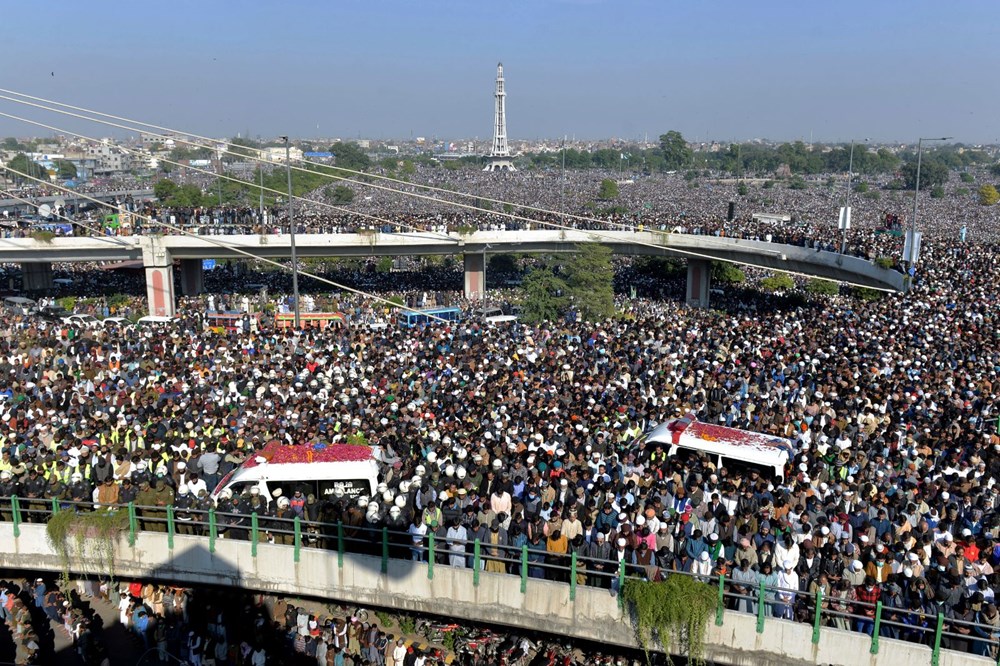 Pakistan'da on binler cenazeye katıldı - 12