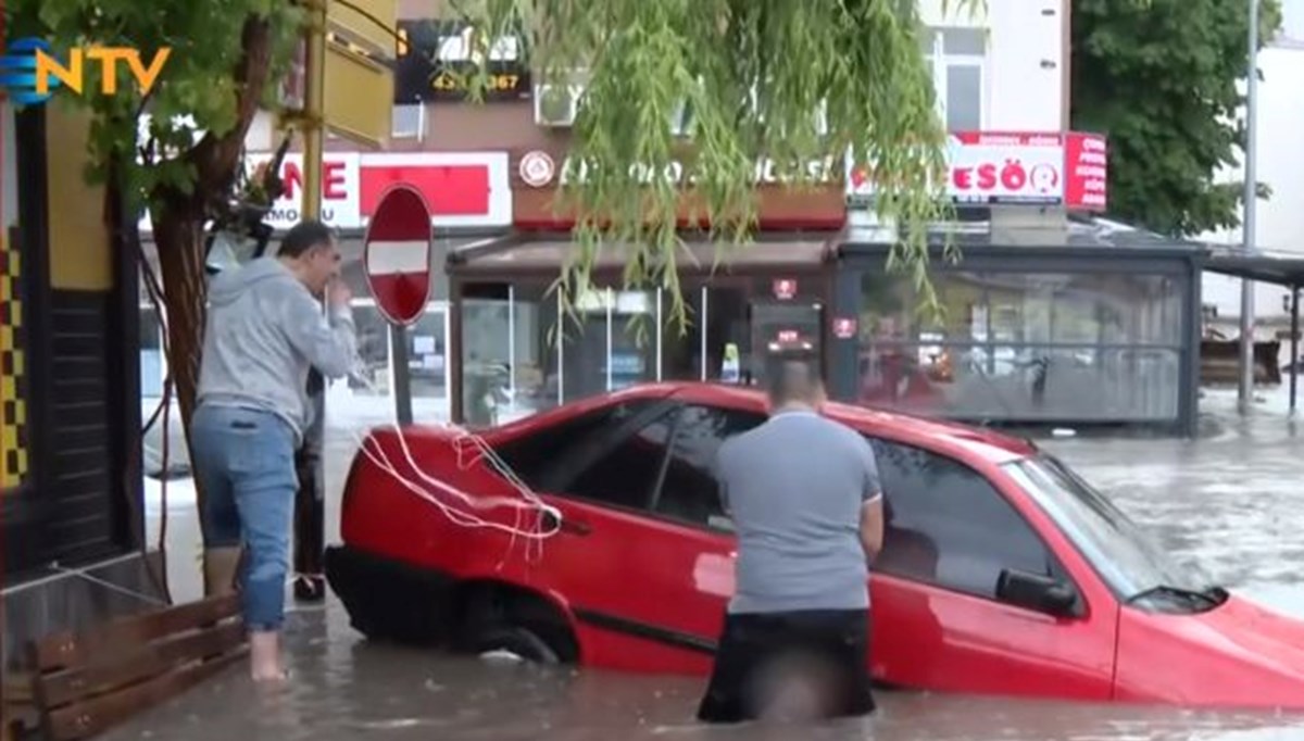 Ankara'daki yağışta araçlar sürüklendi