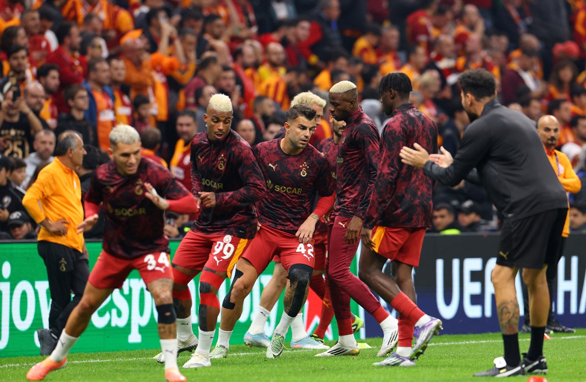 Galatasaraylı futbolcular, Liverpool maçı öncesi ısınma hareketlerini böyle tamamladı.
