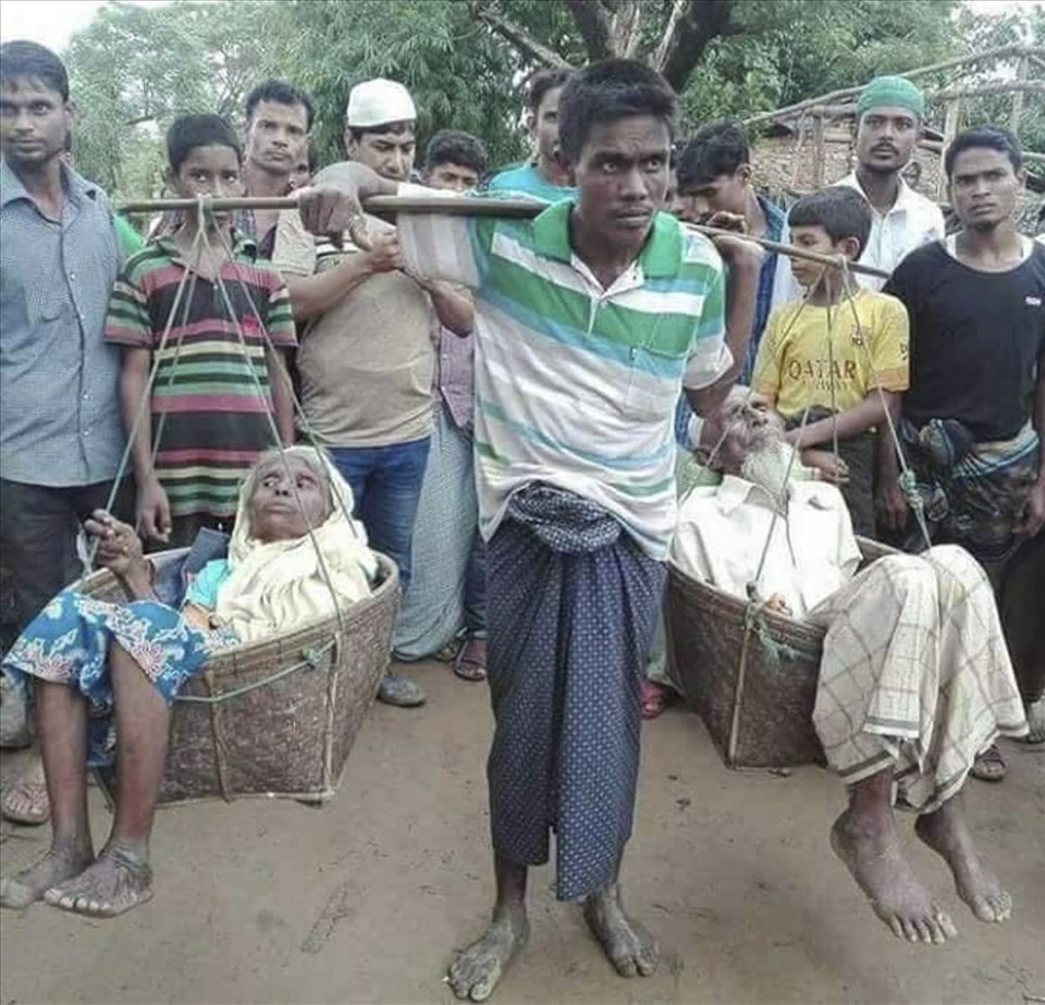 Myanmar'dan en acı fotoğraf karesi (Ana-babasını sepette taşıyan genç) - 1