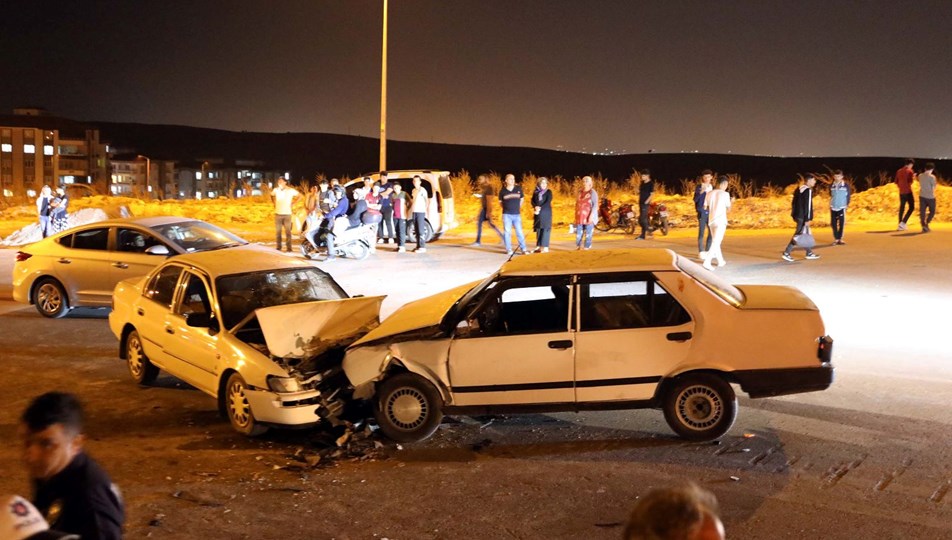 Gaziantep'te iki otomobil kafa kafaya çarpıştı: 10 yaralı
