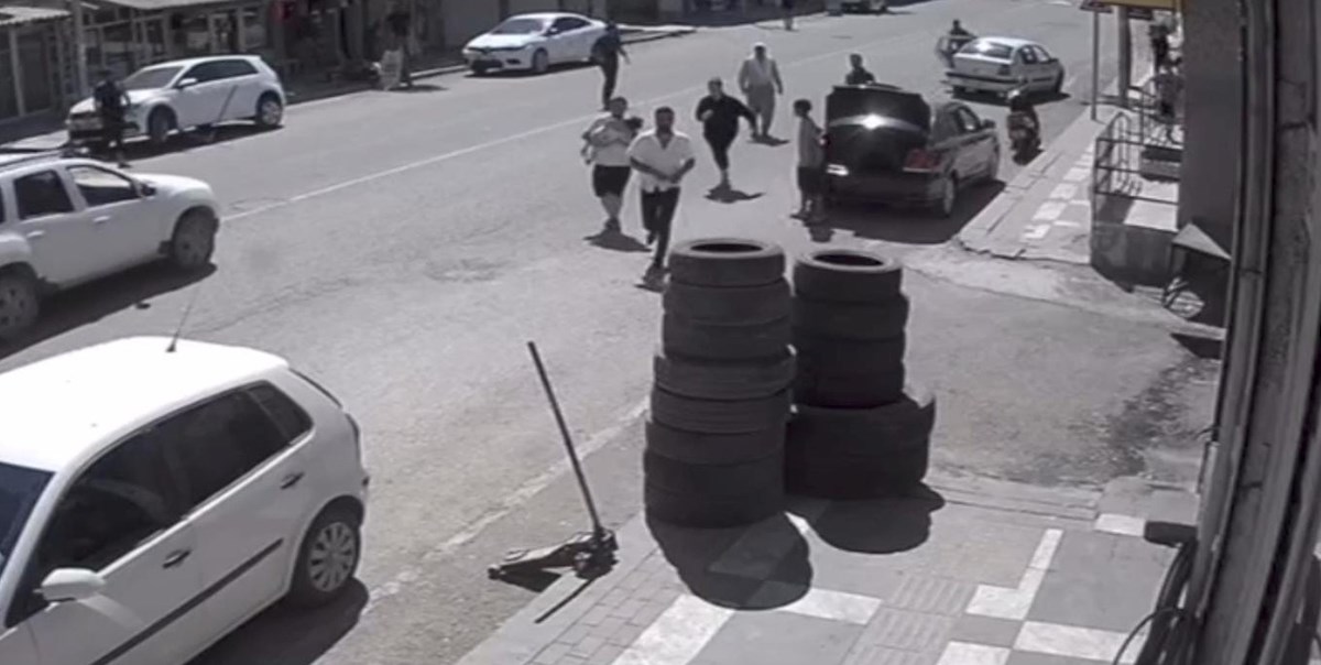Olay sonrası çocuğun yardımına koşan anne-baba ve çevredekiler Olay sonrası çocuğun yardımına koşan anne-baba ve çevredekiler