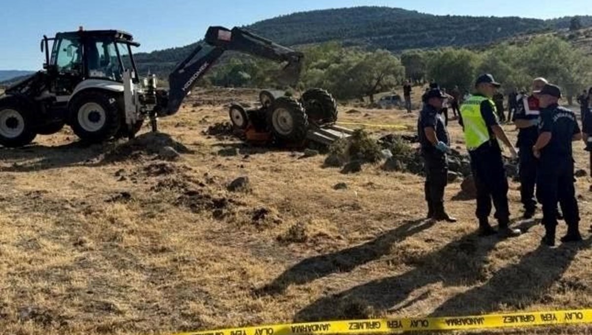 Devrilen traktörün altında kalan çift hayatını kaybetti Devrilen traktörün altında kalan çift hayatını kaybetti