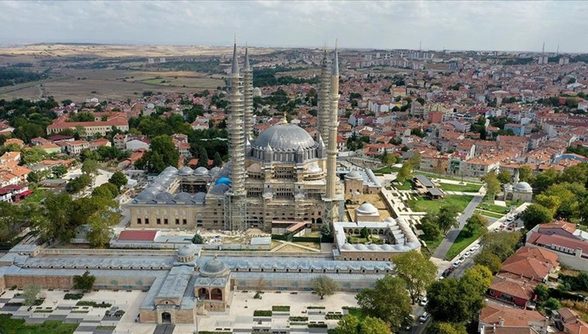 Selimiye'de minare külahının altında yer alan orijinal tek çini çoğaltıldı Selimiye'de minare külahının altında yer alan orijinal tek çini çoğaltıldı