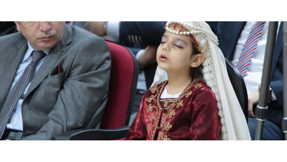 Yorulan 'küçük sultan' uyuya kaldı