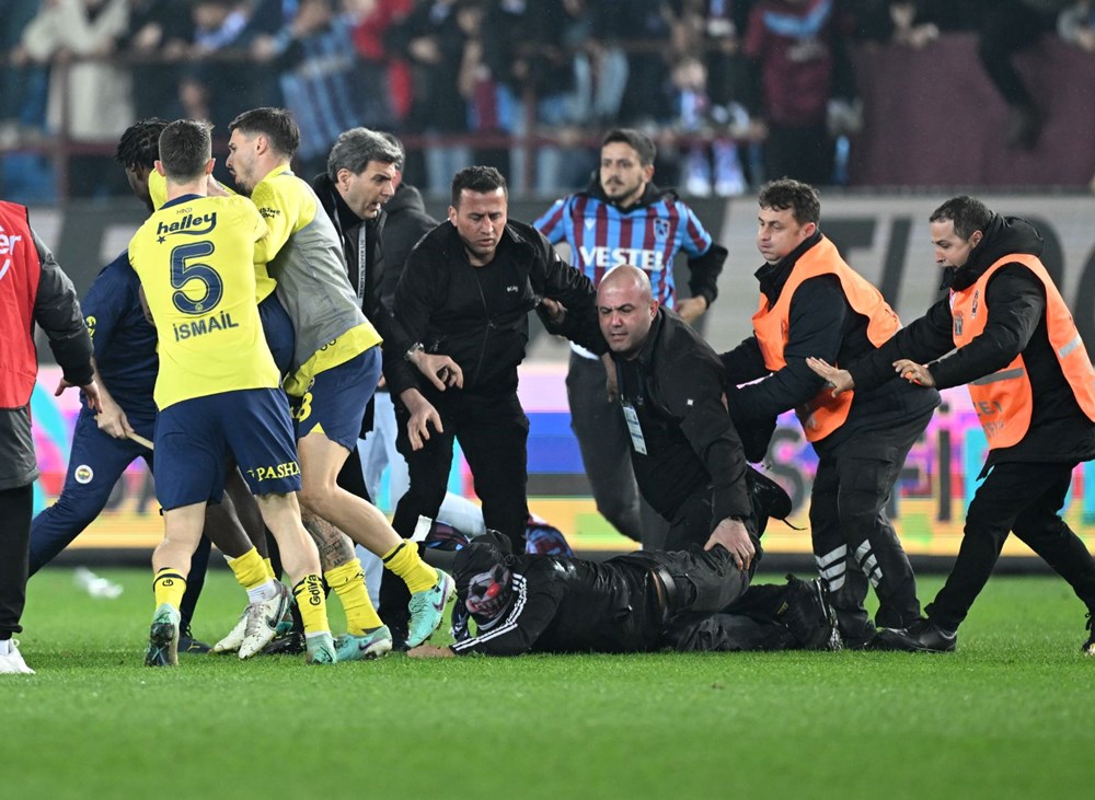 Trabzonsporlu taraftarlar maç sonunda sahaya indi - 6