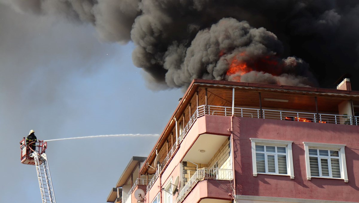 Ordu'da çatı tamiri sırasında iki daire yandı