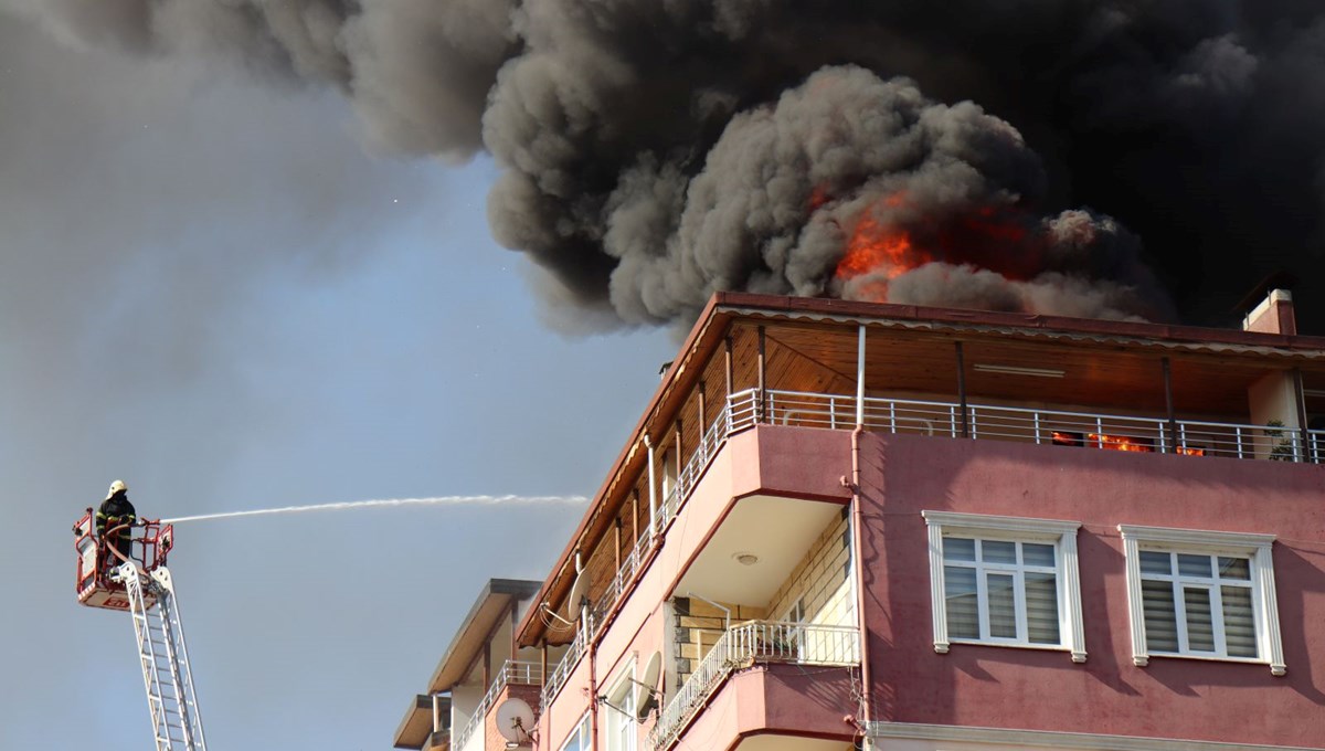 Ordu'da çatı tamiri sırasında iki daire yandı Ordu'da çatı tamiri sırasında iki daire yandı