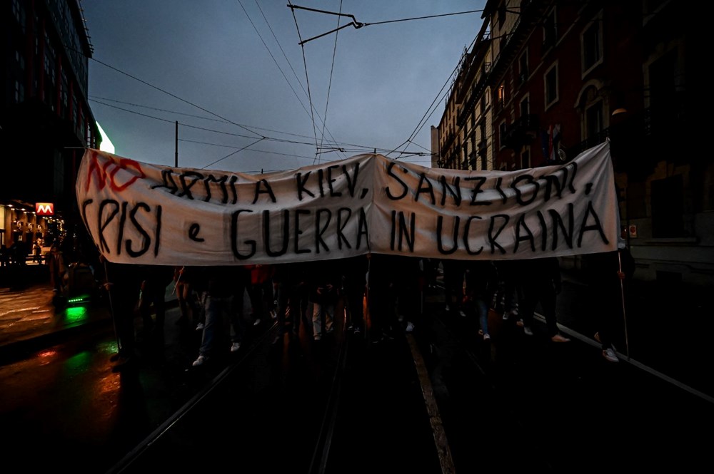 İtalya'da karşıt görüşlülerin gösterileri sırasında ortalık karıştı - 5