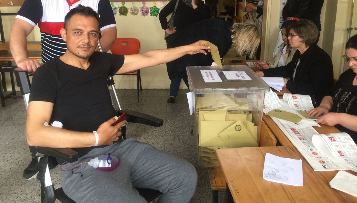 Ameliyattan çıkıp oy kullanmaya gitti Ameliyattan çıkıp oy kullanmaya gitti