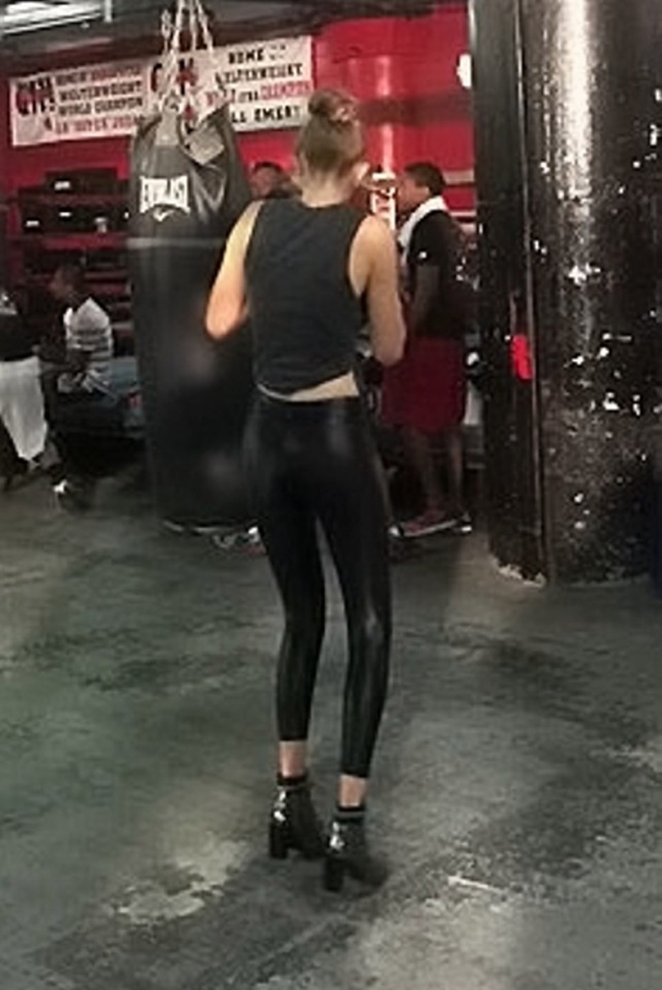 Gigi Hadid yüksek topukluyla boks yaptı - 3