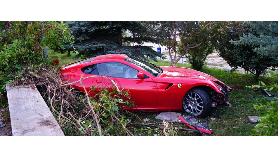 Yoldan çıkan Ferrari okulun bahçesine uçtu