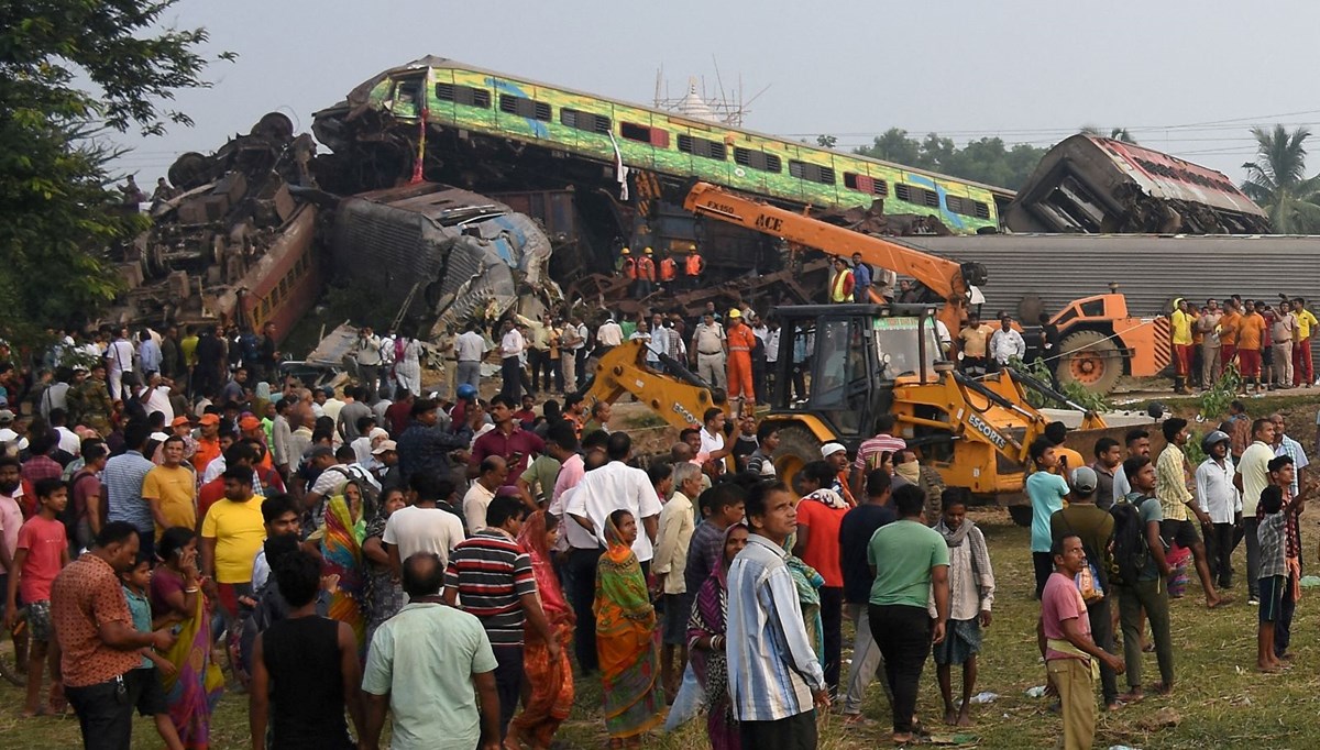 Hindistan'da 3 tren birbirine girdi: 233 ölü, 900'den fazla yaralı