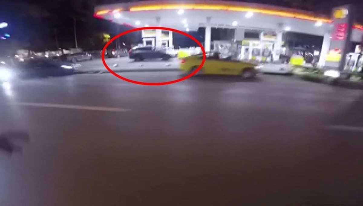 Kadıköy'de kontrolden çıkan otomobil benzinliğe girdi Kadıköy'de kontrolden çıkan otomobil benzinliğe girdi