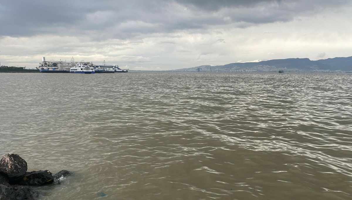 Sağanak sonrası İzmir'de denizin rengi değişti Sağanak sonrası İzmir'de denizin rengi değişti