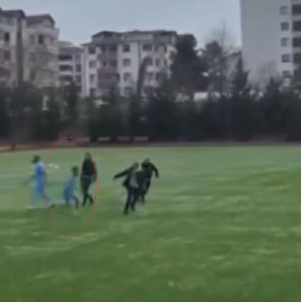 Uzatma dakikalarında gol geldi, futbolcular hakemlere saldırdı: Tekme ve yumruklar havada uçuştu - 3