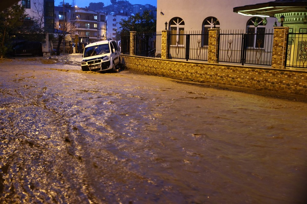 İzmir'i sel vurdu: 2 can kaybı - 12