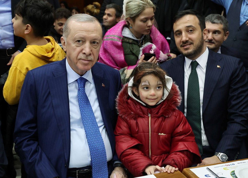 Cumhurbaşkanı Erdoğan geceyi dışarıda geçiren vatandaşlarla sohbet etti - 2