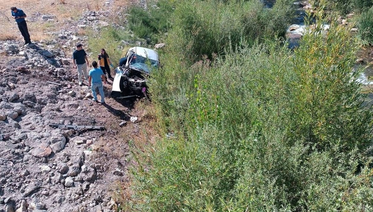 Sivas'ta otomobil dere yatağına uçtu