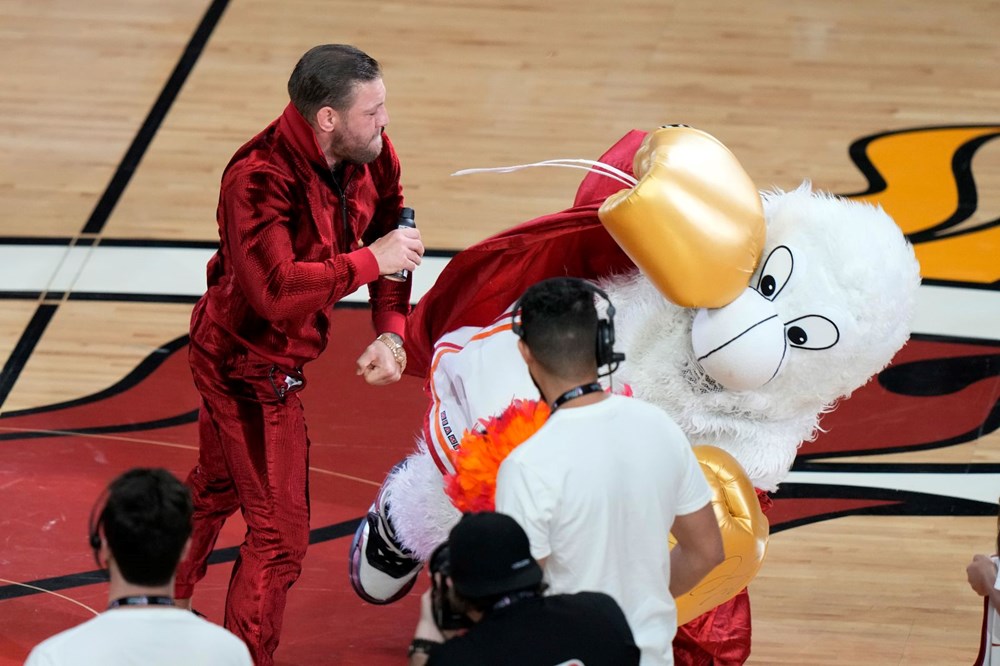 Conor McGregor NBA maskotunu yumruklayarak hastanelik etti - 2