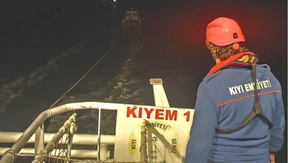 Çanakkale Boğazı'nda sürüklenen tekne kurtarıldı