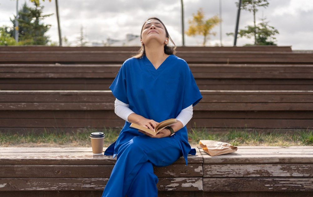 Gün boyunca üretkenliği artırmak ve enerji dolu kalmak için on basit alışkanlık. 78 J FP6rT1KkK0QYVY7MR9VA