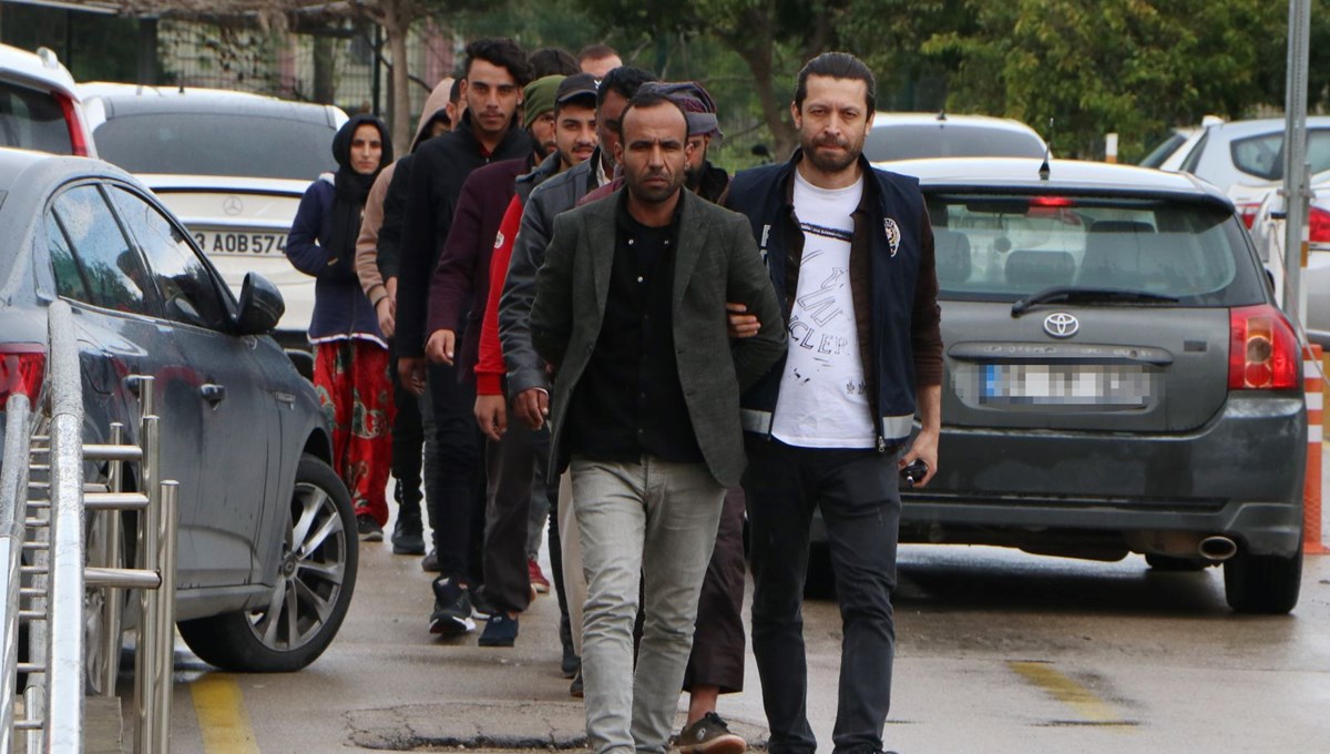 Adana'da minibüste 10 kaçak göçmen yakalandı Adana'da minibüste 10 kaçak göçmen yakalandı