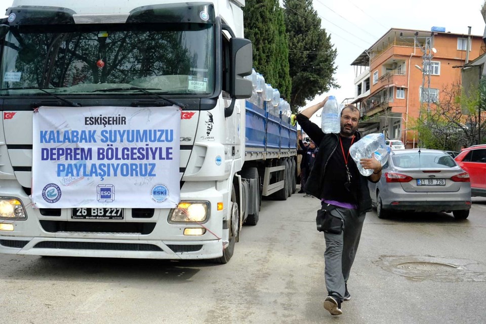 Eskişehir’den deprem bölgesine 12 TIR içme suyu desteği - 1