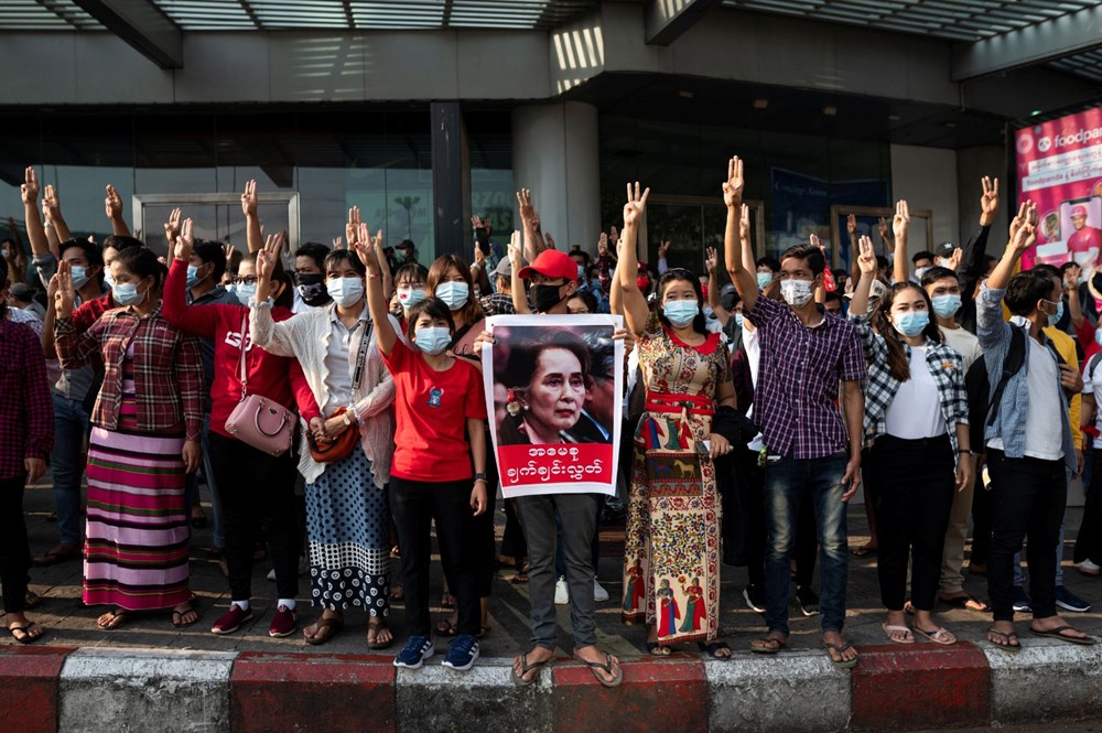 Myanmar'da on binlerce kişi cuntaya meydan okudu - 14