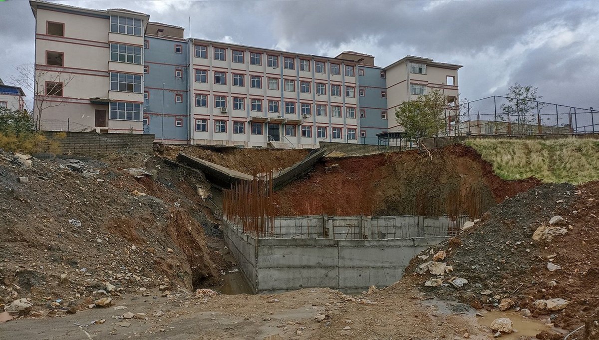 Batman'da istinat duvarı yıkıldı Batman'da istinat duvarı yıkıldı