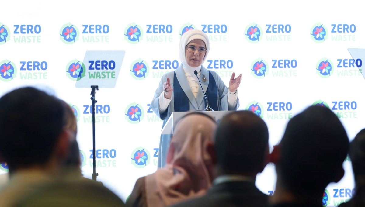 Emine Erdoğan'dan iklim elçisi gençlerle bir araya geldiği programa ilişkin paylaşım Emine Erdoğan'dan iklim elçisi gençlerle bir araya geldiği programa ilişkin paylaşım