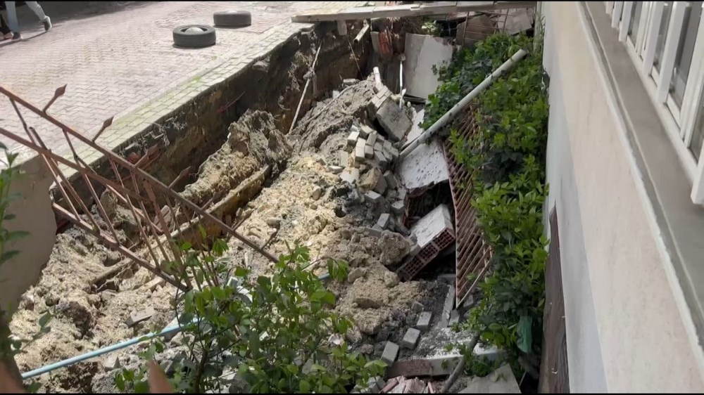 Avcılar'da kaldırım çöktü: 4 katlı bina boşaltıldı - 5