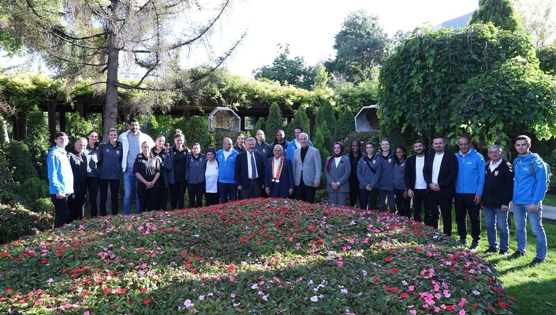 Başkan Büyükkılıç, kadın basketbol takımını ağırladı