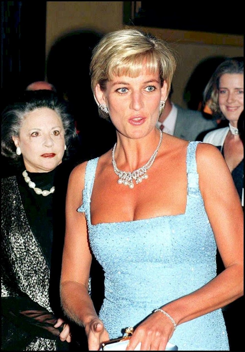 Kim Kardashian, Prenses Diana'nın 200 bin dolarlık kolyesini satın aldı - 4