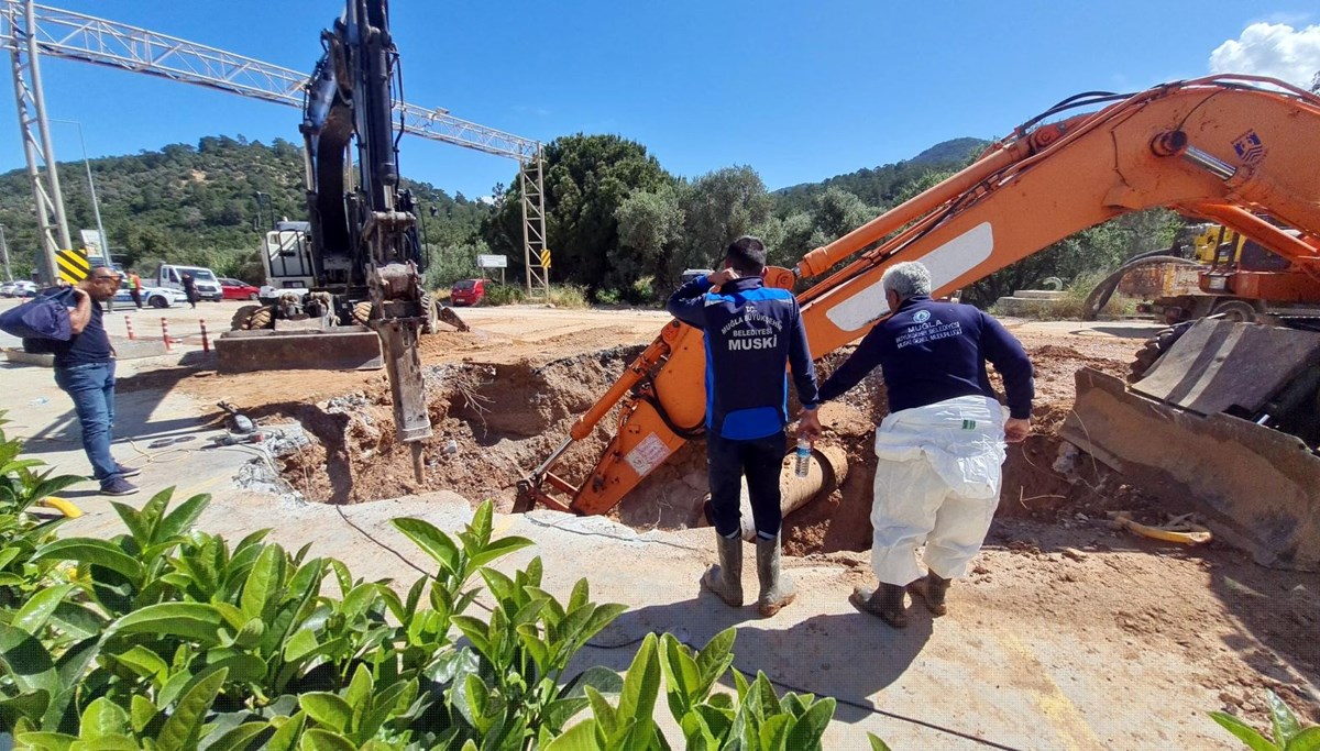 Bodrum’da ana isale hattı patladı, 16 mahalleye su verilemiyor Bodrum’da ana isale hattı patladı, 16 mahalleye su verilemiyor