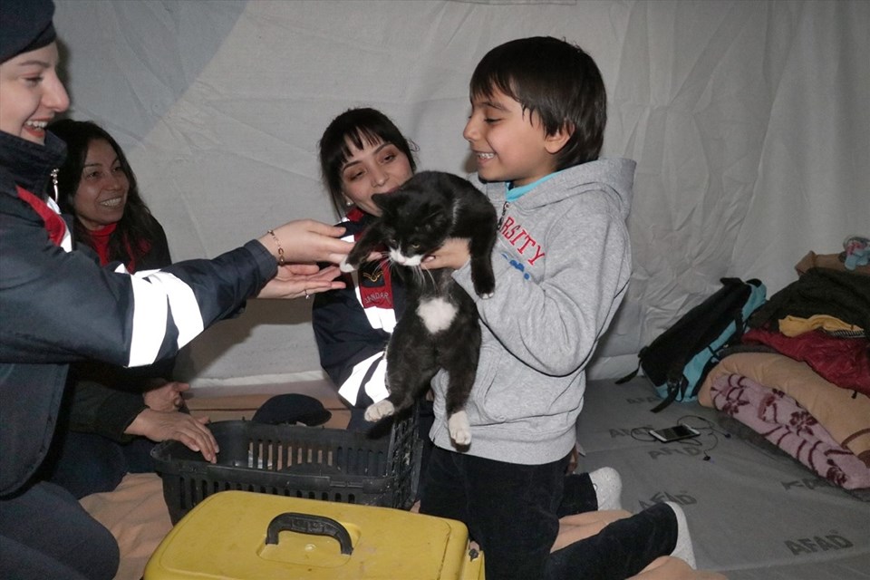 Elazığ depreminde kedisini kaybeden Muhammed'e jandarmadan sürpriz - 2