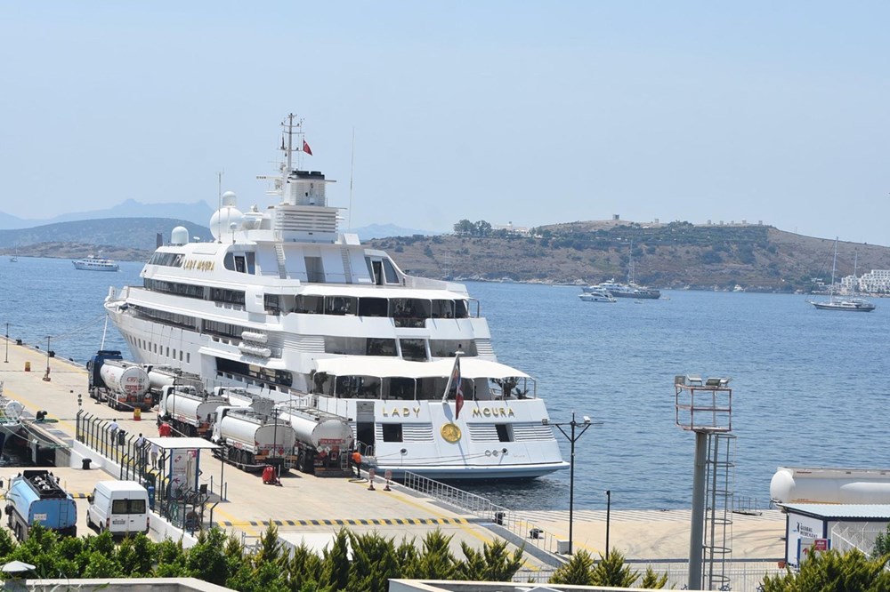 “Lady Moura”ya Bodrum’da 16 milyon liralık yakıt takviyesi |
(Güvertesinde kumsal, içinde tam donanımlı hastane var) - 2