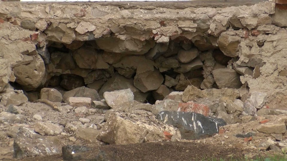 Defineciler tarihi kiliseyi talan etti - 16