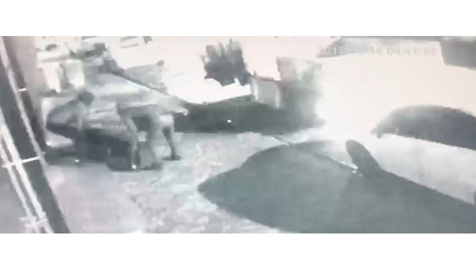 Çelik kasayı sahibinin kamyonetiyle çaldılar