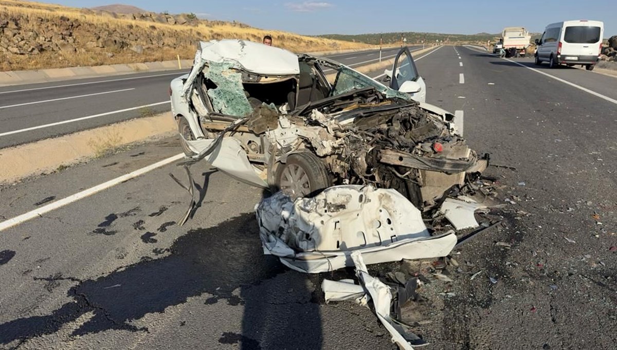 Elazığ’da otomobil kamyonete arkadan çarptı: 2 ölü Elazığ’da otomobil kamyonete arkadan çarptı: 2 ölü