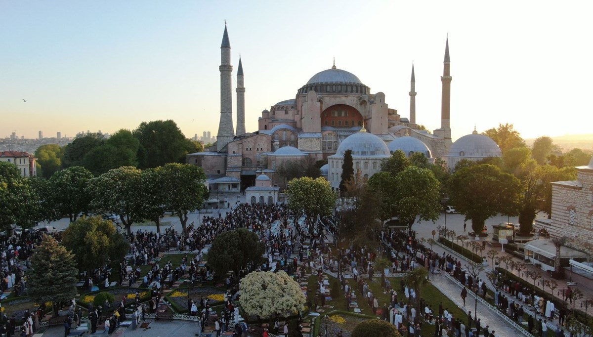Ayasofya-i Kebir Cami-i Şerifi'nde 87 yıl sonra ilk Ramazan Bayramı namazı kılındı