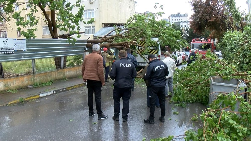 Yurdu fırtına vurdu: Antalya’da rüzgarın hızı 118 kilometreye ulaştı, İstanbul ve Ankara’da ağaçlar devrildi - 12