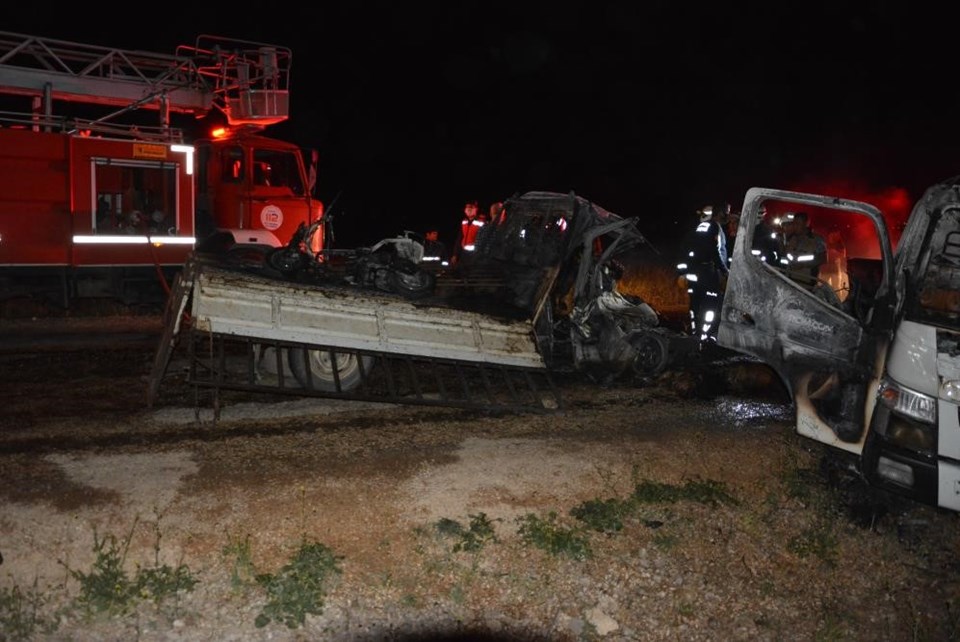 Antalya'da feci kaza: 2 kişi yanarak can verdi - 1